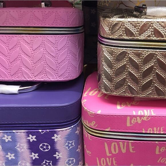 Makeup travel case it’ll be the same case but colors may vary - Picture 1 of 5